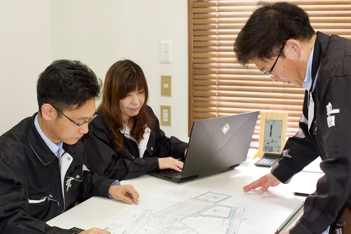図面を囲んで計画条件を確認する打ち合わせ