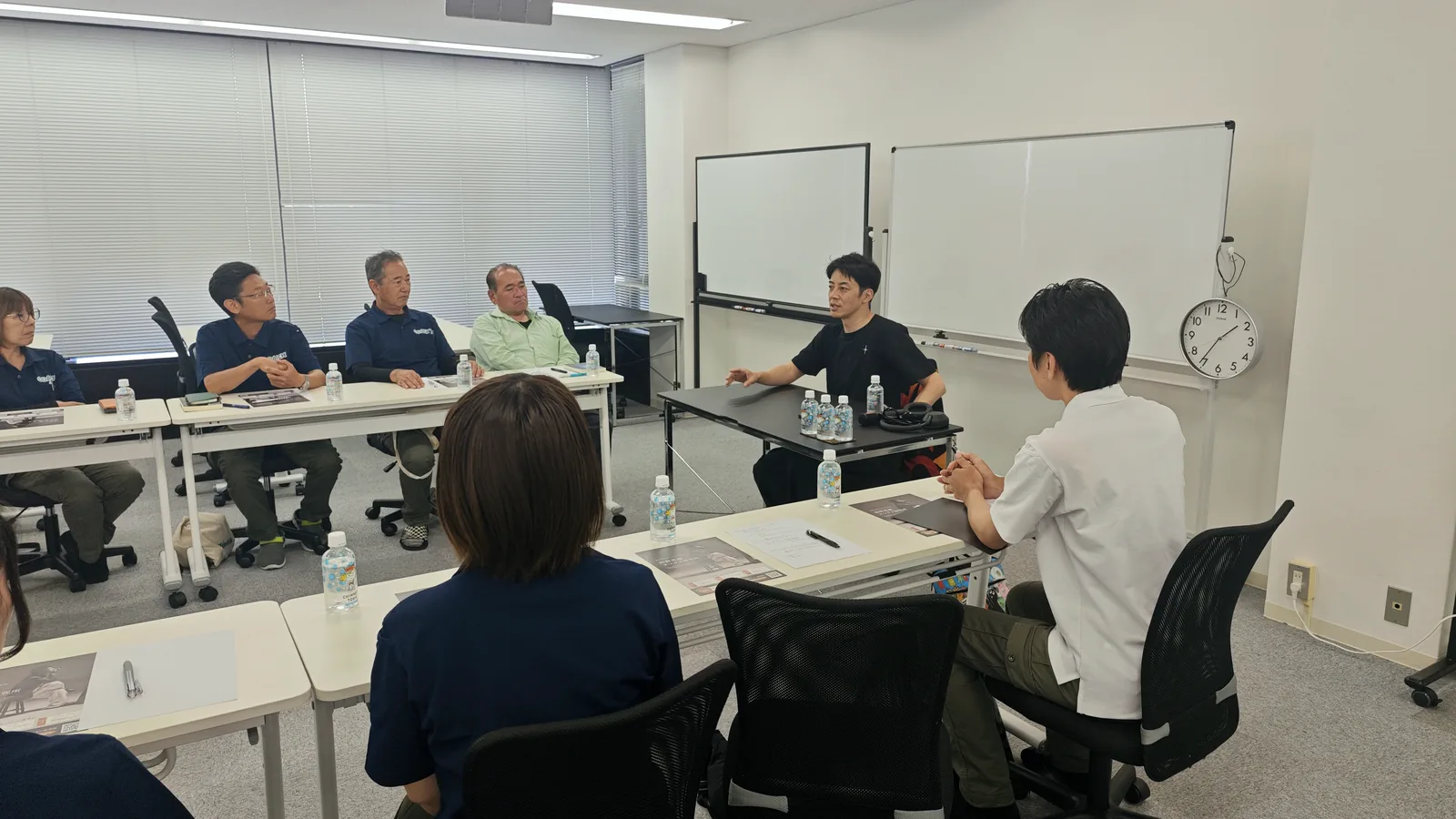西野亮廣氏を囲み、近い距離で対話する社内勉強会の様子